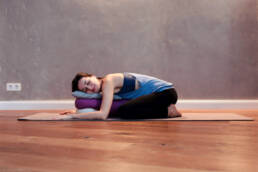Restorative Yoga in Berlin bei Mindful Life Berlin – unterstützte Yogapositionen zur Stressreduktion und Regeneration.